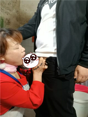 很久才勾搭上的村裏寂寞老熟女寡婦,廚房裏趁她做飯,脫下褲子後入,臊貨饑不擇食