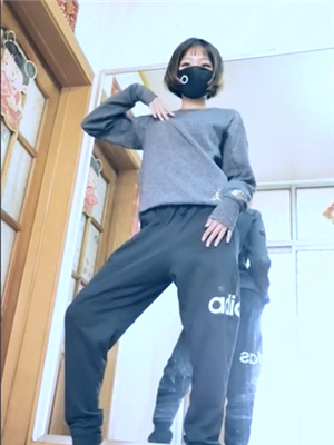 抖音門-想成爲網紅的16歲少女萌妹钰兒跳果舞,青春十足