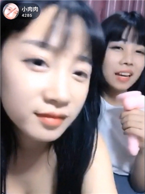 閨蜜可愛姐妹花雙人值播,年齡都沒多大,其中一個妹子乳暈好大