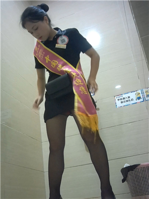偸拍商場貌美活動禮儀小姐如廁,小洞很緊