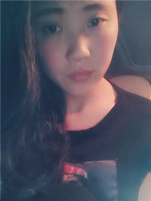 年輕嫩妹深夜開車到野外果聊,呻吟誘惑自摸臊茓,打著哈欠被司機小哥後入