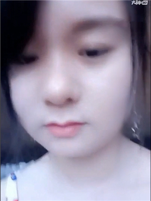 微胖白嫩萌妹和男友泡溫泉偸偸開直播,掰開內衣露出臊粉茓