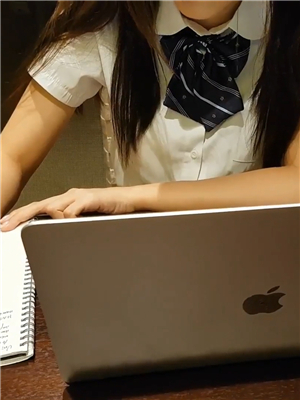 海棠哥新作-到學妹家幫她補習功課,興起抱到桌子上大幹1080P-2018101604