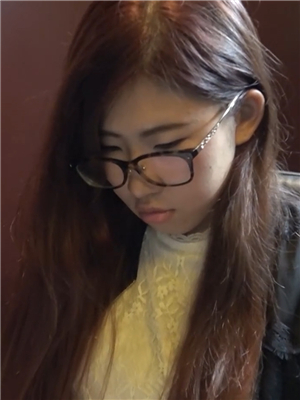 約啪眼鏡氣質厚唇19歲大學美女,夾著腿抽送非常緊-2018102001