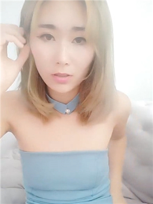 氣質時尚高顔值美女一瓶營養快線下肚補充能量,展示多毛小蝴蝶茓