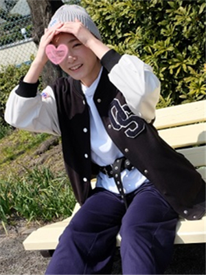 19歲短發氣質援交學生妹上門服務,人瘦瘦的水還挺多,噴一沙發-2018110404