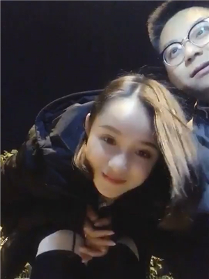 眼鏡海歸男攜女友大晚上壓馬路戶外開播,禮物刷到位,直接路邊開艹-2018111004