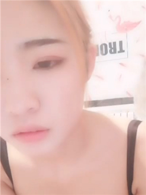 社會黃毛小丫頭和男友造愛值播,禮物刷夠直接躺下扒開嫩茓開秀,女上位激情愛-2018111404