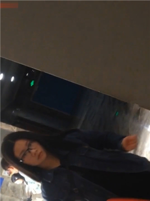 牛人假裝等女朋友酒店大堂廁所偸拍大量美女尿尿-2018111601