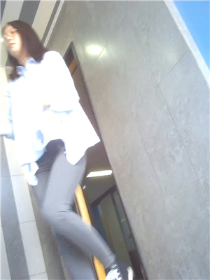 偸拍大神潛伏大學圖書館廁所偸拍眼鏡氣質萌妹尿尿,毛長修剪很漂亮-2018112502