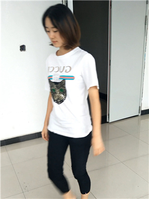 偸拍大教學樓氣質短發學生妹尿尿,一直專心玩手機,出門還微笑對著鏡頭-2018112601