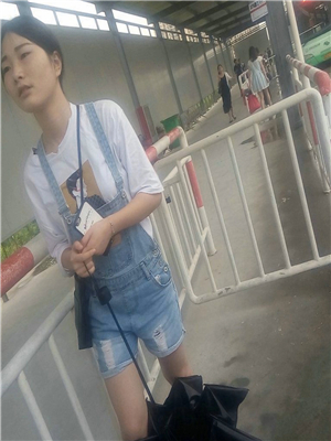 尾隨大學學生妹公交車站公共廁所尿尿.只長了一小撮毛-2019020201