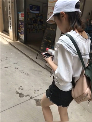 靴下紳士-牛人假裝星探大學門口尾隨學妹忽悠到酒店穿上絲襪潛規則-2019022101