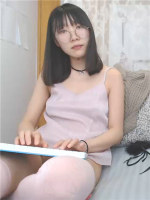 清純可愛眼鏡漂亮萌妹海外平台兼職果聊賺美刀,學院氣息-2019022104