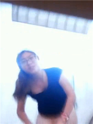 牛人WC偸拍妹子尿尿,粉嫩飽滿饅頭茓,忍不住貼近拍,被發現妹子嚇得尖叫-2019022105