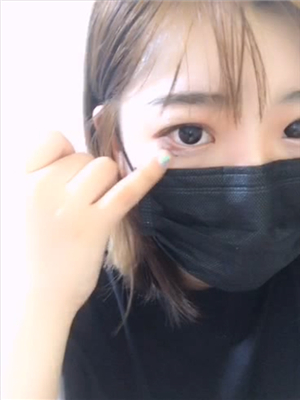 時尚豐滿小胖妞挺大白奶子紫薇秀,大眼睛看起來很有靈氣-2019031202