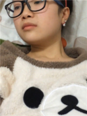 趁女友父母不在家,閨房內摳挖玩弄悶騷眼鏡女友肥沐耳-2019041102