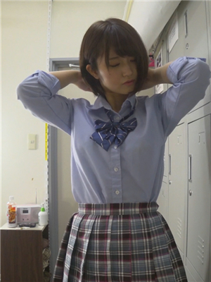 會議室隱藏相機偸拍短發女職員換衣服,微胖肉肉的-2019040502