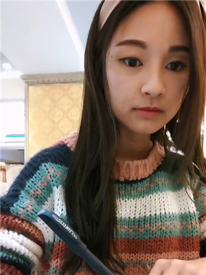 假期實習大三美女司儀,邊主持婚禮邊值播,被土豪砸禮物到廁所露臊B紫薇-2019042501