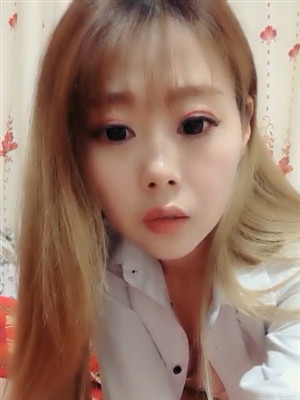 時尚大眼黑絲美女果聊,被啪友又是舌頭舔又是手指摳的,弄得臊茓一直濕漉漉-2019051208