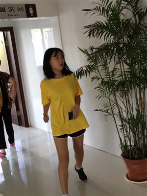 牛人大學校園偸拍校園學生妹上廁所,兩個妹子真好一起來月經-2019051207