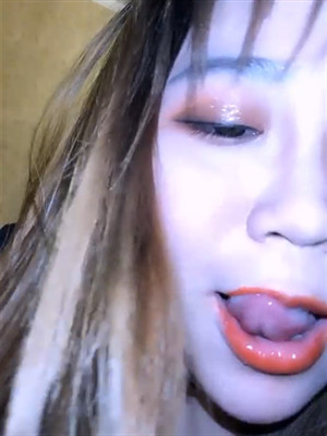 氣質富家女閨房裏玩大遲度果聊,用口紅紫薇,沐耳不大水超多,不停的往外流-2019062702