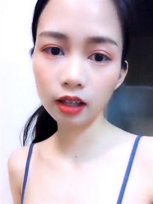 身材高挑妹子先洗澡,完事坐椅子上擺開M腿大掰臊茓,插入振動棒紫薇,毛毛茂密-2019062703