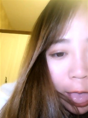 長相可愛肥鮑嫩妹閨房果聊,還跟粉絲一起在線看片,看到起勁露出水汪汪臊茓紫薇-2019062901