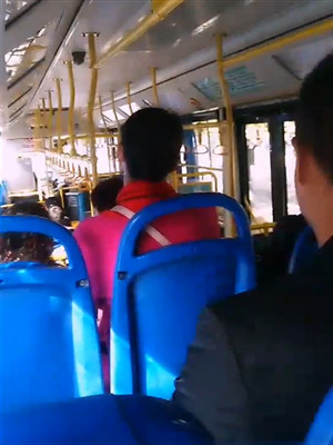 大膽妹子戶外露出,公交車上當著乘客的面大膽了露出臊茓,慢慢紫薇-2019060501