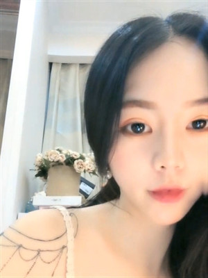 老牌大學生網紅醜曦果聊,消失好一段時間,畢業後重操舊業專職果聊,騷茓水嫩