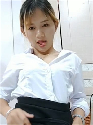 長相洋氣的妹子職業制服裝,無內露底值播,表演雙洞抽香煙,挺會玩