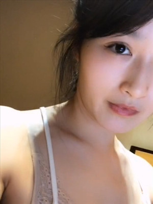 大奶美女首秀,小吊帶搭配蕾絲奶罩誘惑十足,小臊茓會呼吸一張一合的