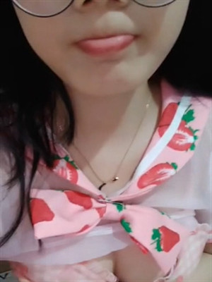 圓框眼鏡文靜乖乖女果聊秀,粉紅短裙非常青春,掀開裙子是極品無毛白虎粉沐耳