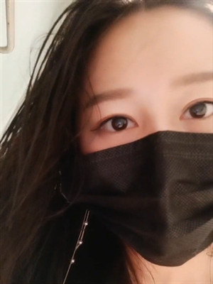 欲女少婦浴室紫薇,碩大的震動棒整個震動頭部全塞進臊茓裏,爽的雙腿不自覺發抖