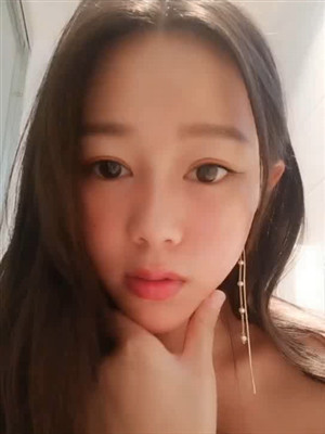 單親媽媽浴室紫薇,剛生完小孩,臊洞就是不一樣,洞口大開,整個震動棒頭部都塞進去