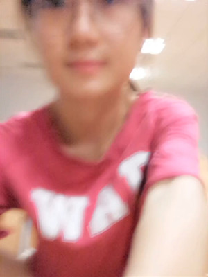 青春眼鏡小嫩妹完成主人調T教任務,教室坐課桌上大膽掰開茓自拍