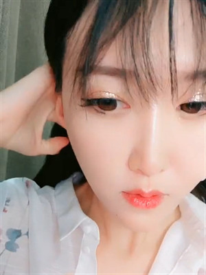 老牌網紅果聊鼻祖瞳孔複出秀,開裆絲襪插著跳蛋不停爽,小茓保養的依舊粉嫩