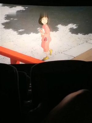 妖豔靓妹約啪友一起影院看《千與千尋》,坐後排按捺不住扒開褲子坐上去抽插