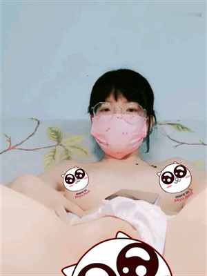 眼鏡文弱軟妹子,近距離拍粉嫩小粉茓,嫩的出水,插著跳蛋不停往外白漿