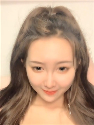 漂亮微豐滿嫩妹,小茓粉嫩,毛毛刮掉幹幹淨淨的,倆棒棒同時插茓,水汪汪流