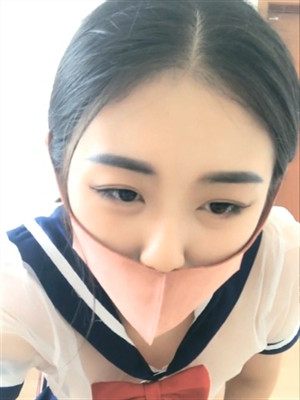 半透明情趣學生制服裝口罩妹子,插著跳蛋果聊,近距離拍攝嫩鮑