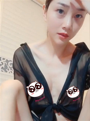 高顔值氣質白嫩美少婦,臥室果聊,毛絨絨粉茓掰開秀給大家看