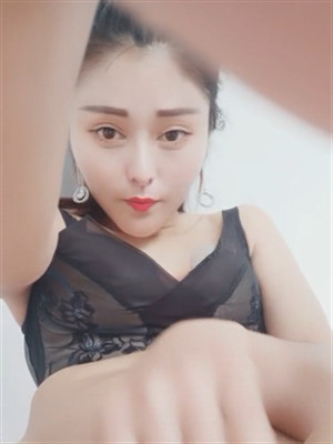 猶抱琵琶半遮面美少婦居家紫薇,快速摳插挖小茓,發出滋滋的水聲,茓肥人美