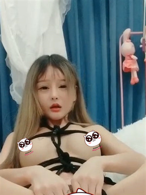 長得挺洋氣的網紅妹三洞齊開,同時插著紫薇棒,嘴巴也不閑著享受著吃jb