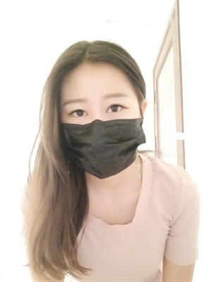 氣質單親媽媽帶孩子不易,浴室偸偸果聊賺外快,孩子在客廳看動畫片笑得哈哈大笑