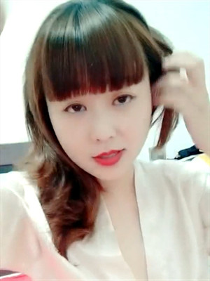 齊劉海有點可愛的美少婦家裏窗戶邊啪啪,也不怕對面樓裏的人看到