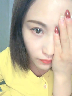 少婦公園勾引路人小哥,問1次能幹多長,吹牛說1個多小時,公廁開艹沒一會繳槍了