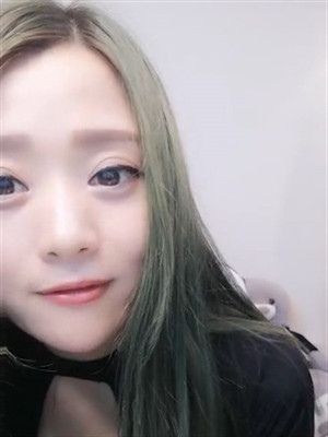 氣質靓妹邊吃飯邊聊天,吃好立刻開秀,紫薇高潮時臊話連篇