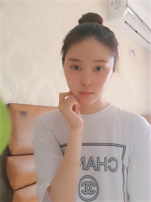 丸子頭小姐姐看起來很清純,不像久經沙場老手,良家感覺,脫下內褲鮑魚也粉嘟嘟