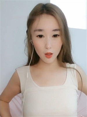 染發極品美少婦,開裆白絲套裝果聊,奶子有點下垂了,孩子應該不小了